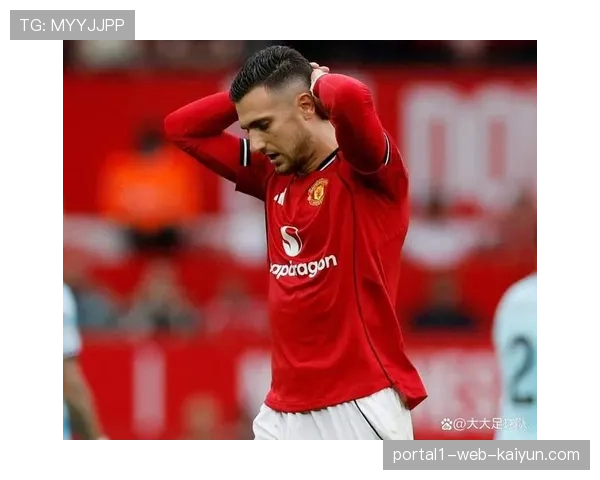 曼联达洛特右路空当屡遭利用,边后卫攻防平衡难以兼顾 曼联达洛特右路空当屡遭利用,边后卫攻防平衡难以兼顾